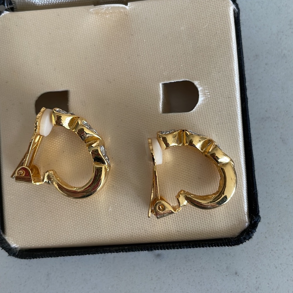 Vintage Oleg Cassini clip on earrings NWOT - Picture 3 of 4